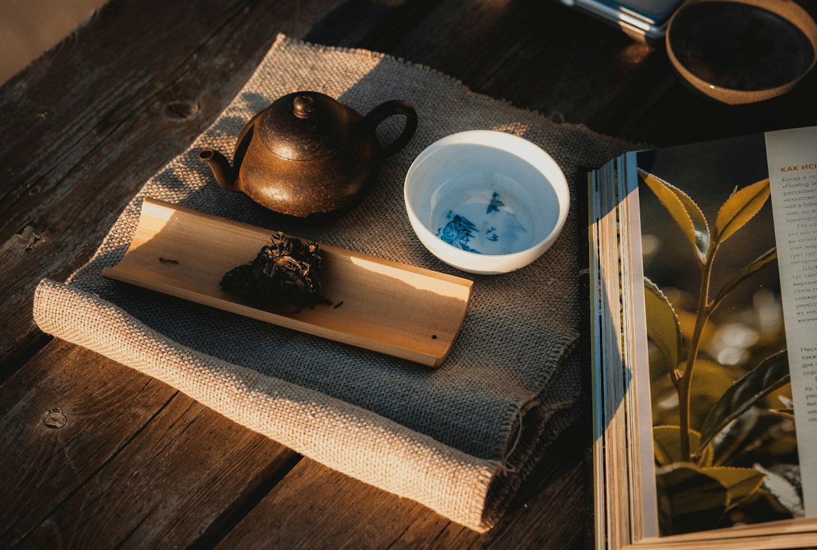Variety of Chinese tea leaves showing different types and processing methods